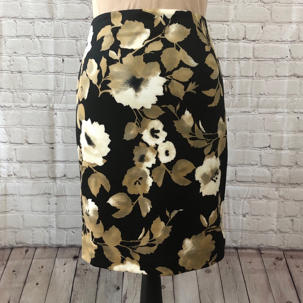 🌸 White House Black Market Floral Skirt Size 0